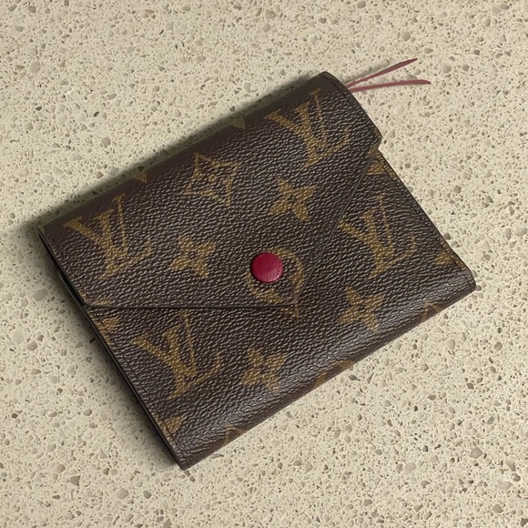 LOUIS VUITTON Victorine Wallet in Fuschia Monogram - 💯 AUTHENTIC - M41938 - Picture 1 of 9
